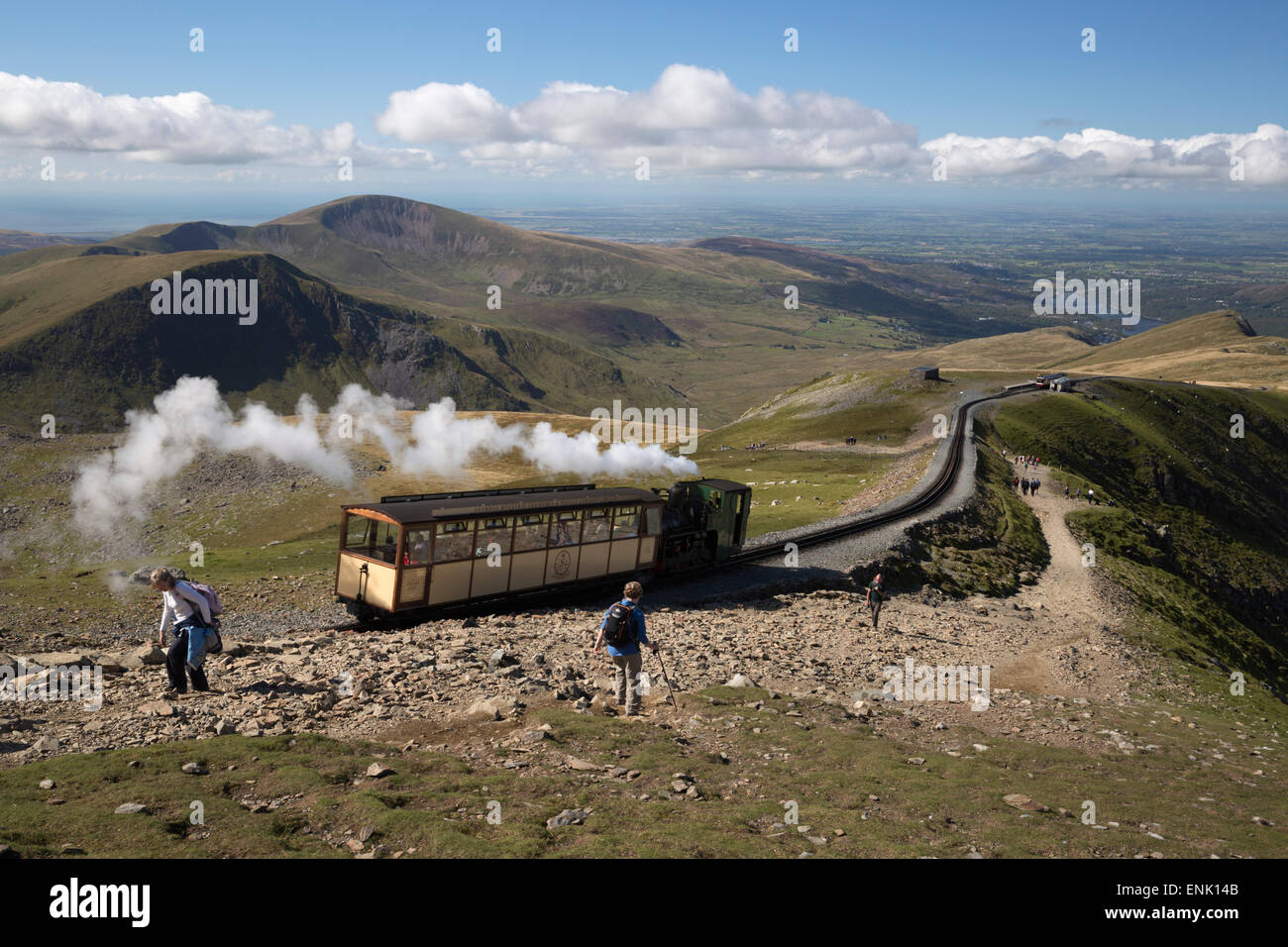 Snowdon Mountain Railway Zug und den Pfad von Llanberis, Snowdon, Snowdonia-Nationalpark, Gwynedd, Wales; Vereinigtes Königreich, Europa Stockfoto