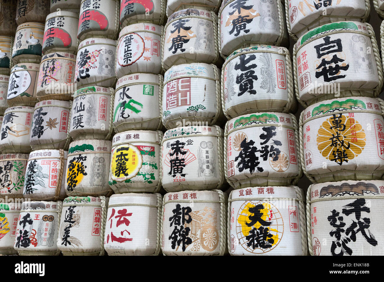Fässer von Sake eingewickelt in Stroh an der Meiji Jingu, Tokio, Japan, Asien Stockfoto