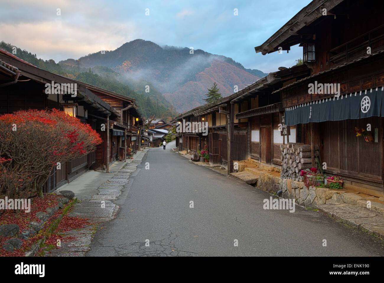 Holzhäuser stellen der alten Stadt, Tsumango, Kiso-Tal Nakasendo, zentralen Honshu, Japan, Asien Stockfoto