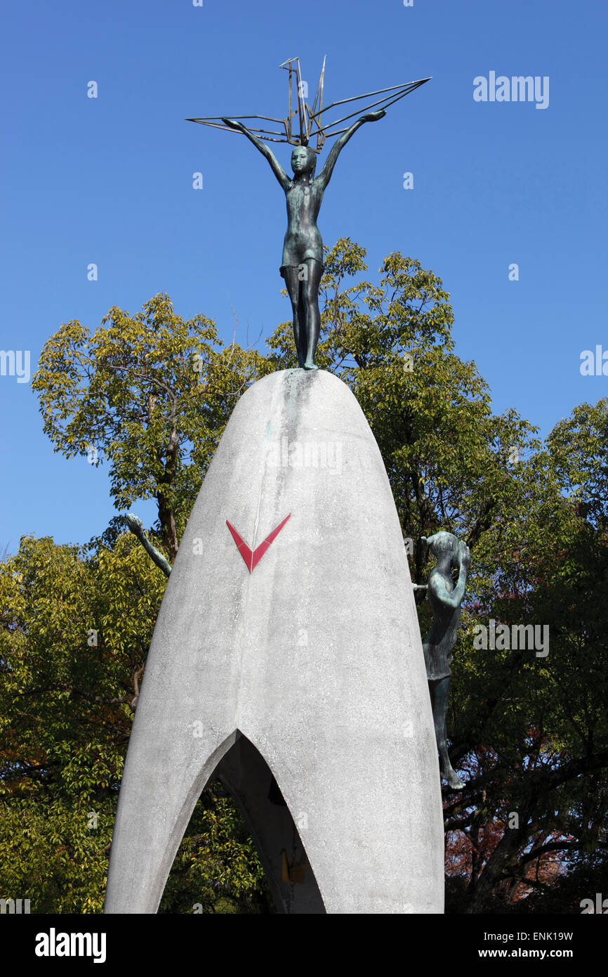 Hiroshima Children S Peace Monument Gebaut Fur Sadako Sasaki Und Alle Kinder Die Starben Als Die Bombe Explodierte Nahaufnahme Von Kind Statue Und Kran Stockfotografie Alamy