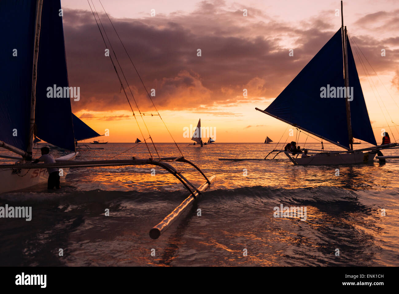 Paraw Boote, White Beach, Boracay, die Visayas, Philippinen, Südostasien, Asien Stockfoto
