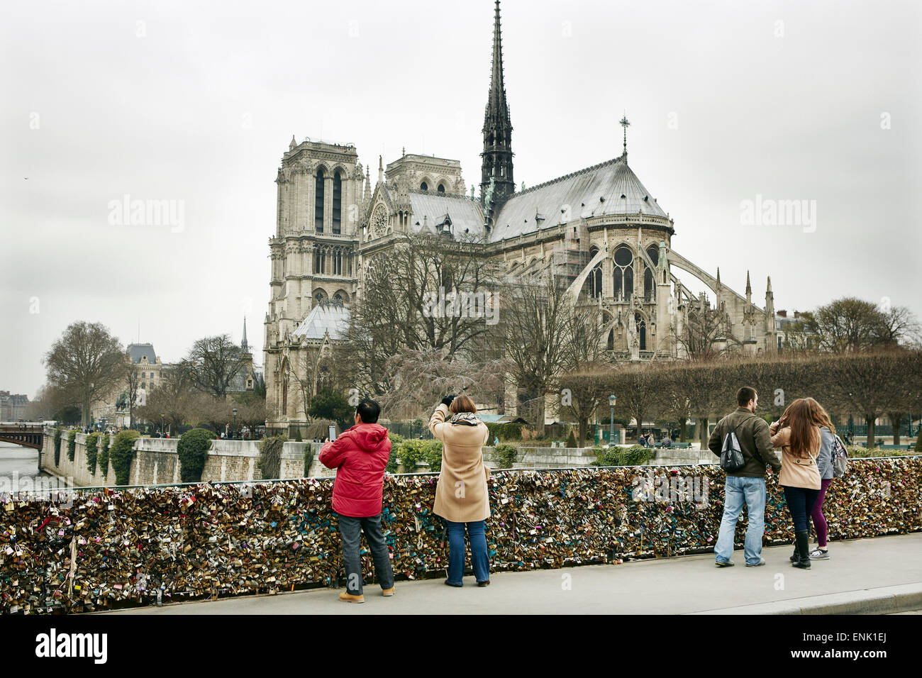 Die Liebe Sperre Brücke (Pont de l'Archeveche) mit Blick auf Notre Dame, Paris, Frankreich, Europa Stockfoto