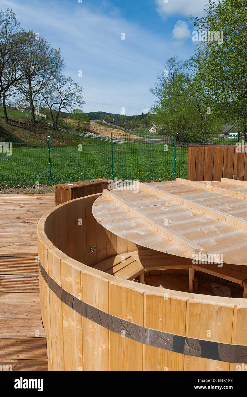 Holz-Whirlpool Stockfoto, Bild: 82167744 - Alamy Holz-Whirlpool Stockfoto, Bild: 82167744 - Alamy