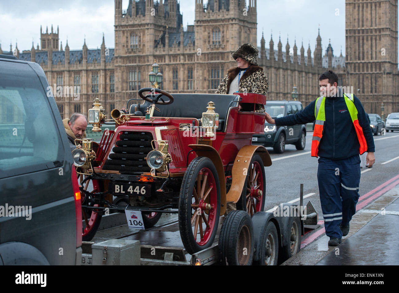 Brechen Sie ab im motor Oldtimer-Rennen auf Westminster Bridge während des Bonhams London to Brighton Veteran Car Run.  Mitwirkende: Ansicht, Teilnehmer wo: London, Vereinigtes Königreich bei: 2. November 2014 Stockfoto