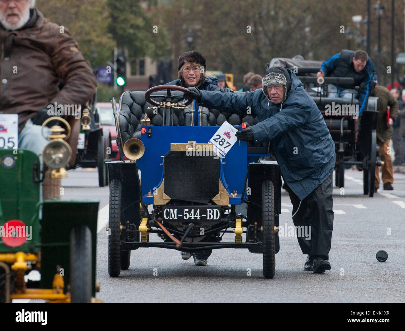 Brechen Sie ab im motor Oldtimer-Rennen auf Westminster Bridge während des Bonhams London to Brighton Veteran Car Run.  Mitwirkende: Ansicht, Teilnehmer wo: London, Vereinigtes Königreich bei: 2. November 2014 Stockfoto