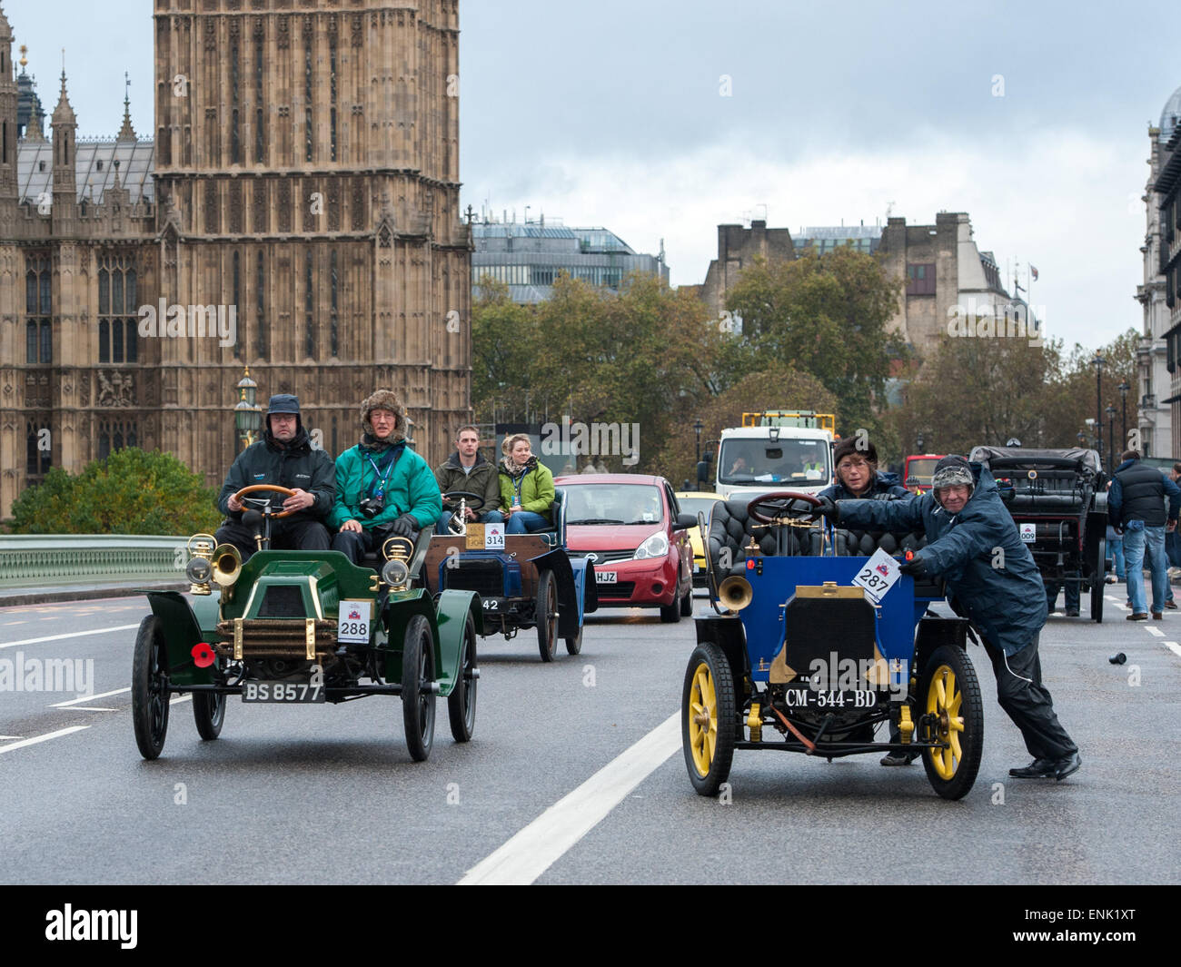 Brechen Sie ab im motor Oldtimer-Rennen auf Westminster Bridge während des Bonhams London to Brighton Veteran Car Run.  Mitwirkende: Ansicht, Teilnehmer wo: London, Vereinigtes Königreich bei: 2. November 2014 Stockfoto