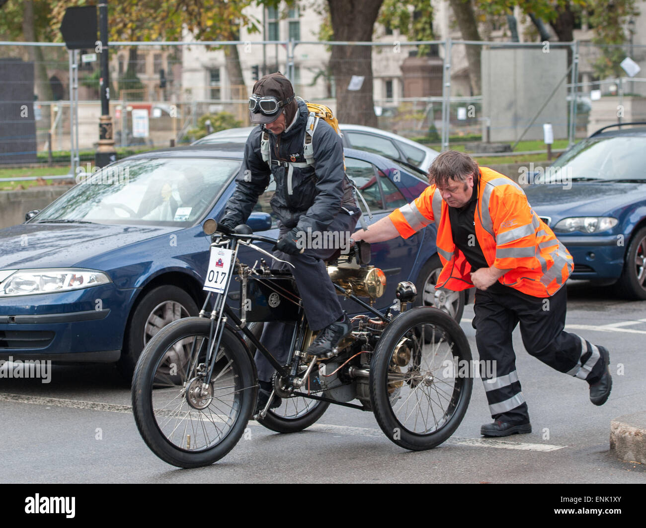 Brechen Sie ab im motor Oldtimer-Rennen auf Westminster Bridge während des Bonhams London to Brighton Veteran Car Run.  Mitwirkende: Ansicht, Teilnehmer wo: London, Vereinigtes Königreich bei: 2. November 2014 Stockfoto