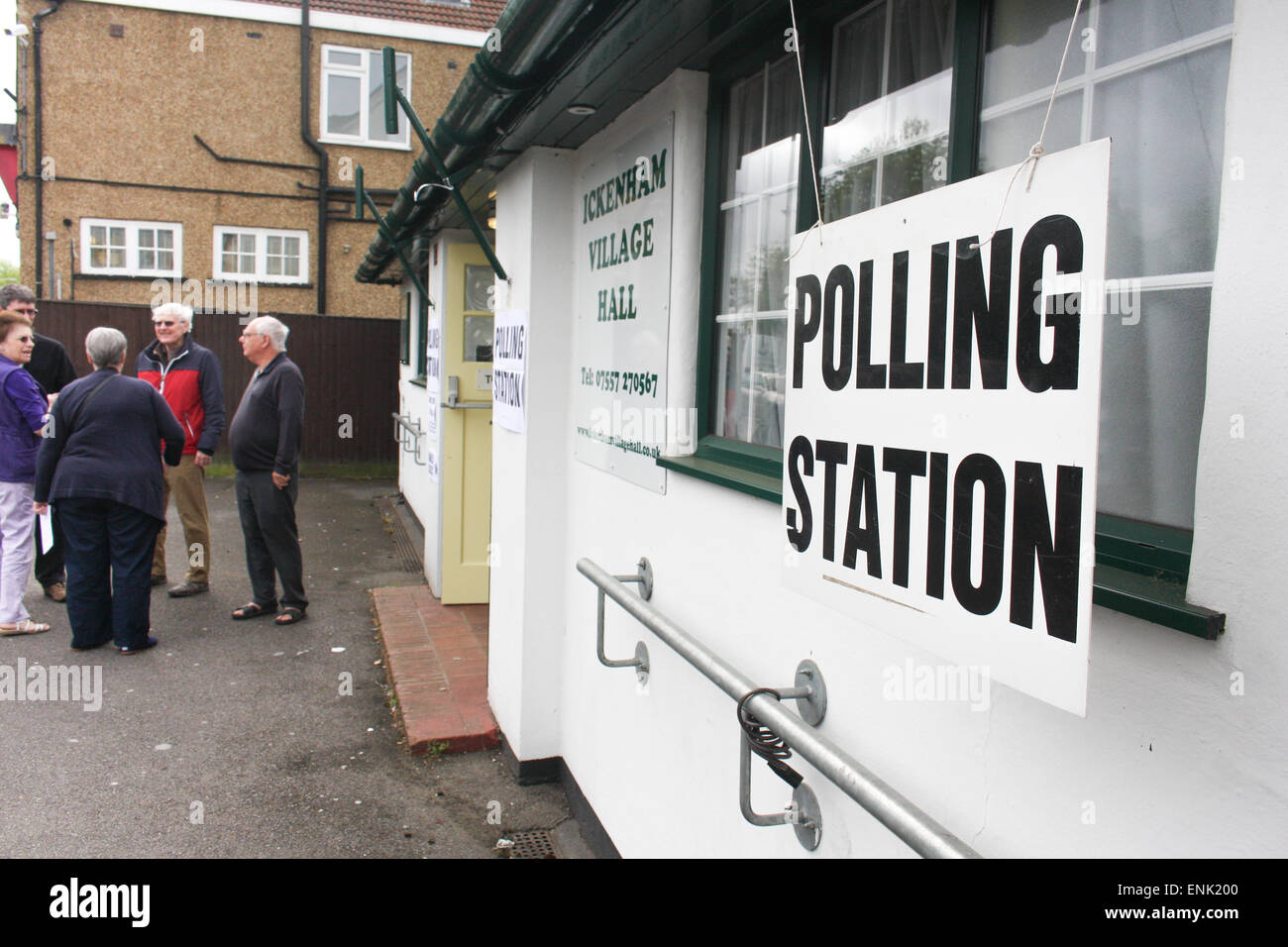 Ickenham, größere London, UK. 7. Mai 2015. Mitglieder der Öffentlichkeit, vor einem Wahllokal in der Dorfhalle, Ickenham, größere London, UK, auf Donnerstag, 7. Mai 2015 stehen. Umfragen deuten darauf hin den Parlamentswahlen Ergebnis in einer anderen Koalition beenden könnte. Bildnachweis: Timothy Budd/Alamy Live-Nachrichten Stockfoto