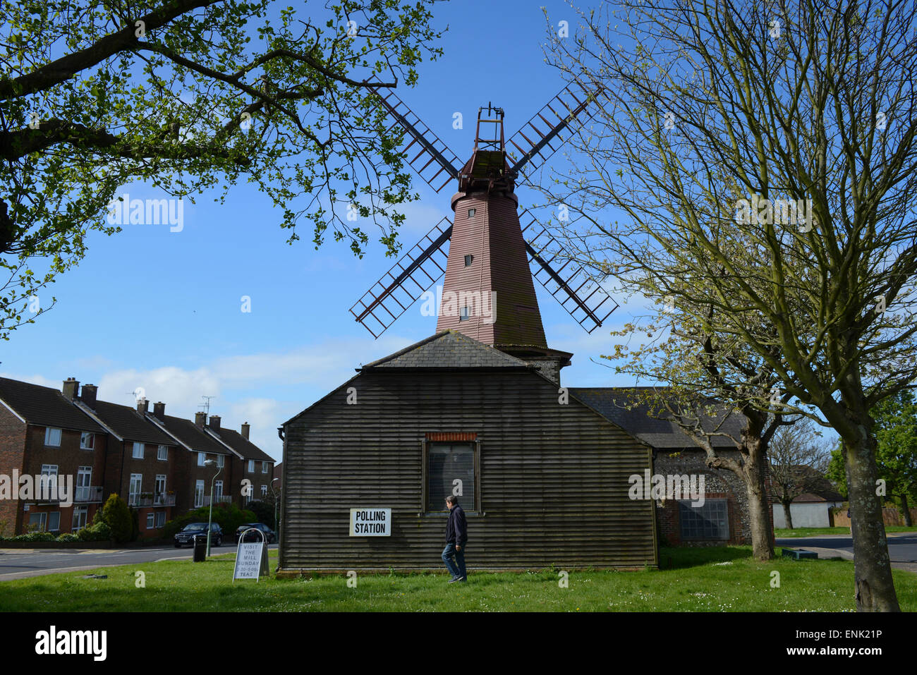 Eine Person, die an an​ ungewöhnliches Wahllokal kommt, ist der Westen Blatchington Mühle, die in ca. 1820 gebaut wurde, im Westen Blatchington, Hove, England, ihr Stimmrecht bei den Wahlen 2015. Stockfoto