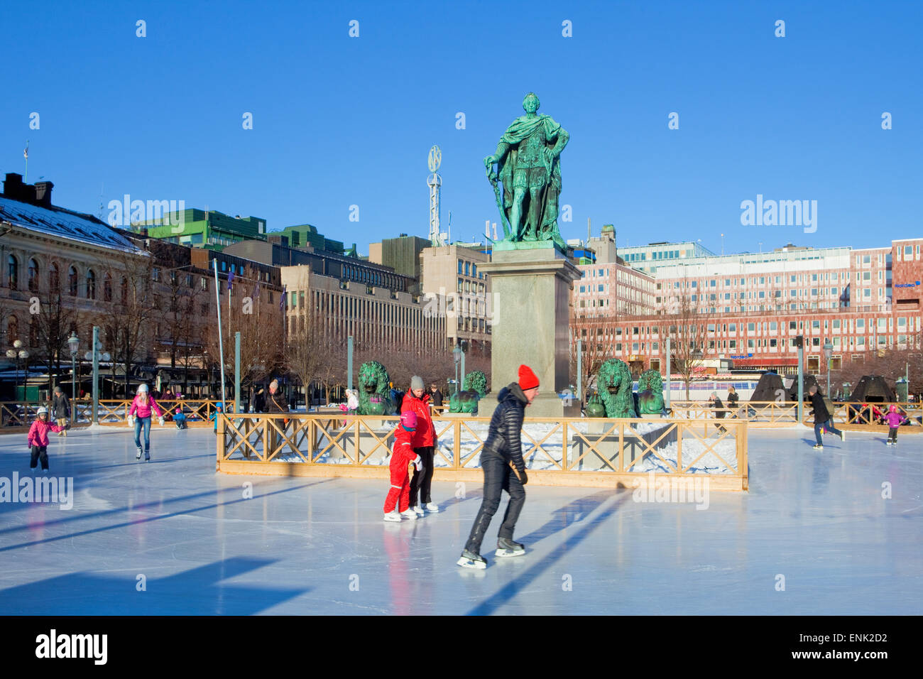 Schweden, Stockholm - Menschen Eislaufen in Kungstradgarden. Stockfoto