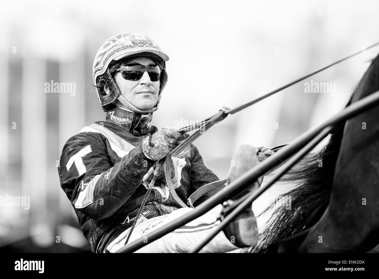Kabelbaum Fahrer Johnny Takter bei Mantorp Racecourse in Schweden Stockfoto