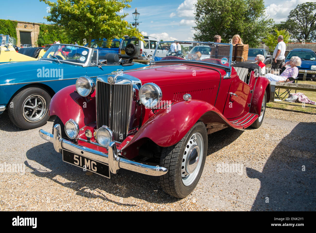 WINDSOR, BERKSHIRE, UK - 3. August 2014: A Red Classic MG TF auf einem Classic Car Show im August 2013. Stockfoto