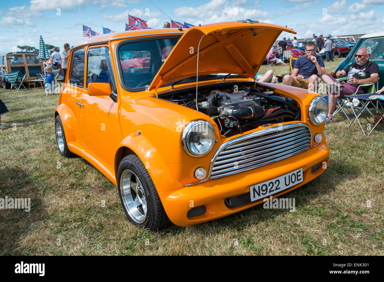 WINDSOR, BERKSHIRE, UK - 3. August 2014: Eine Orange Classic Mini mit der Motorhaube öffnen auf einem Classic Car Show im August 2013 Stockfoto