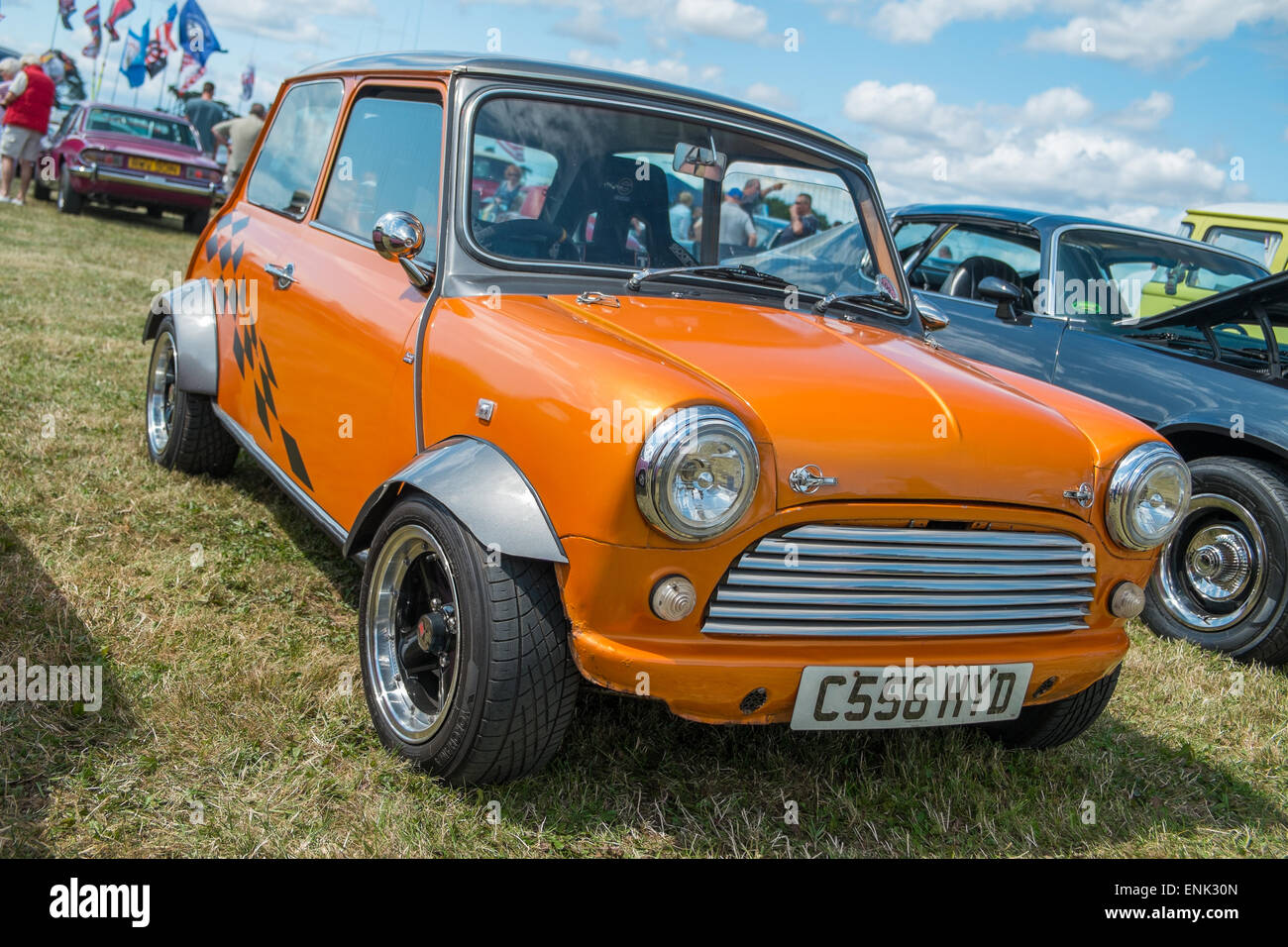 WINDSOR, BERKSHIRE, UK - 3. August 2014: Eine Orange Classic Mini auf ein Classic Car Show im August 2013. Stockfoto