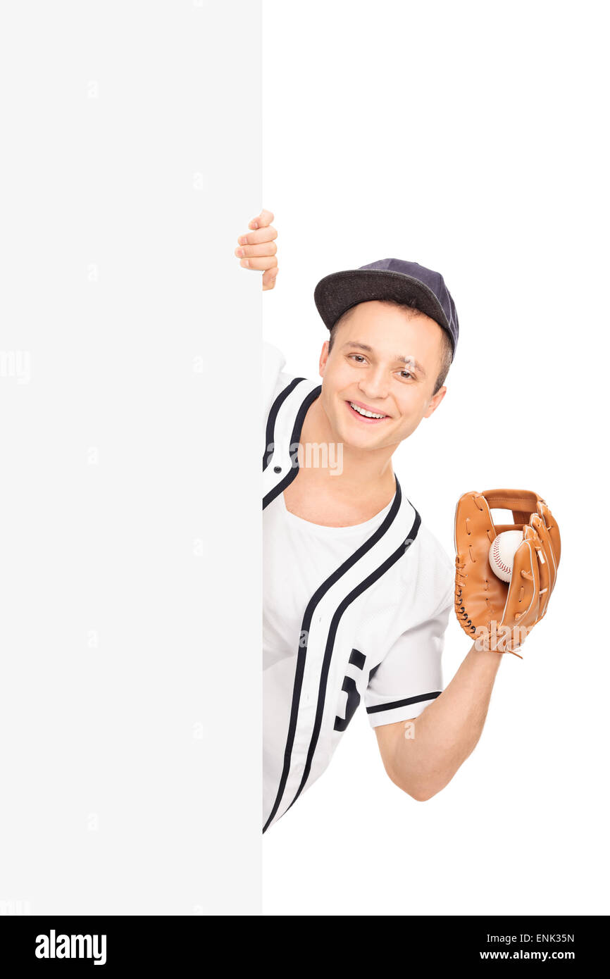 Männliche Baseball-Spieler hält einen Ball mit einem Baseballhandschuh und posiert hinter eine Blindplatte isoliert auf weißem Hintergrund Stockfoto