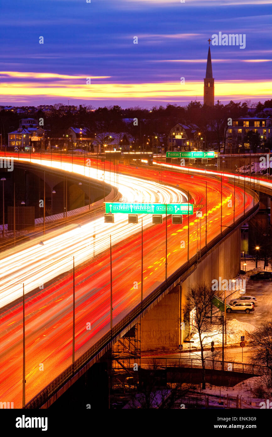 Schweden, Stockholm - Verkehr auf Essinge Highway in der Abenddämmerung Stockfoto