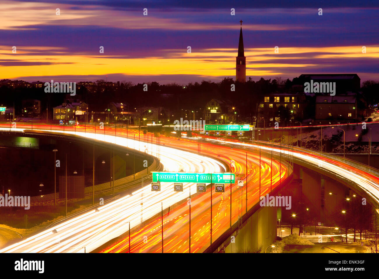 Schweden, Stockholm - Verkehr auf Essinge Highway in der Abenddämmerung Stockfoto