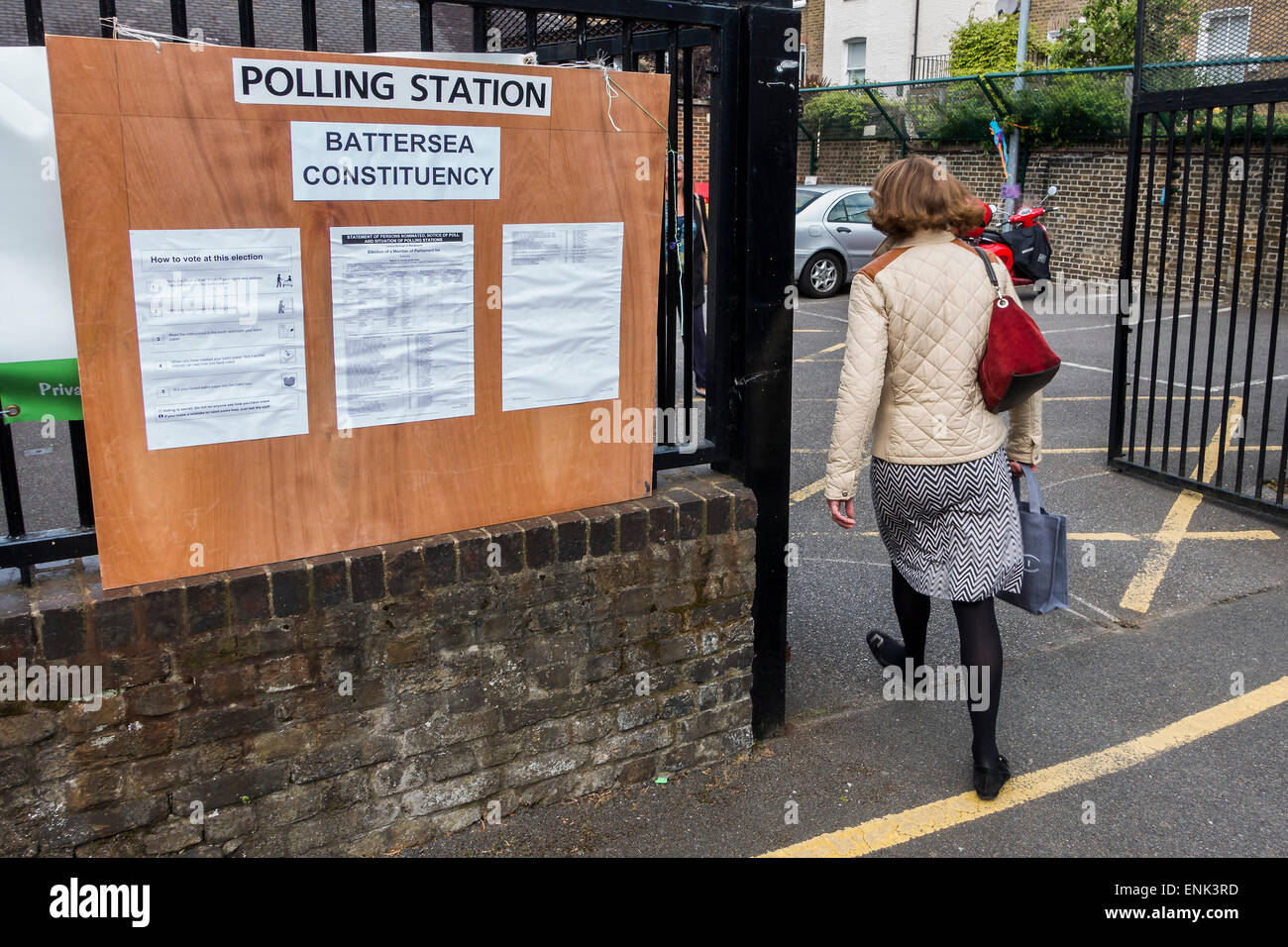 Battersea, London, UK. 7. Mai 2015. Menschen kommen auf verschiedene Transportmittel und einige mit ihren Kindern, wie bei den allgemeinen Wahlen Abstimmung beginnt in einem Wahllokal (in einem Kindergarten-Schule), Northcote Road, Battersea, London, UK 7. Mai 2015. Bildnachweis: Guy Bell/Alamy Live-Nachrichten Stockfoto