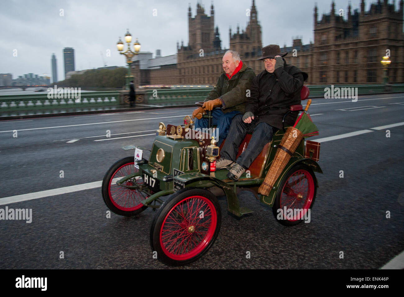 Motor Oldtimer Rennen quer durch Westminster Bridge während des Bonhams London to Brighton Veteran Car Run.  Mitwirkende: Ansicht, Teilnehmer wo: London, Vereinigtes Königreich bei: 2. November 2014 Stockfoto