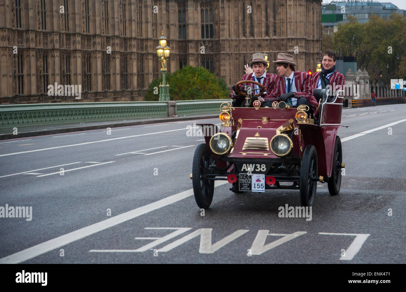 Motor Oldtimer Rennen quer durch Westminster Bridge während des Bonhams London to Brighton Veteran Car Run.  Mitwirkende: Ansicht, Teilnehmer wo: London, Vereinigtes Königreich bei: 2. November 2014 Stockfoto