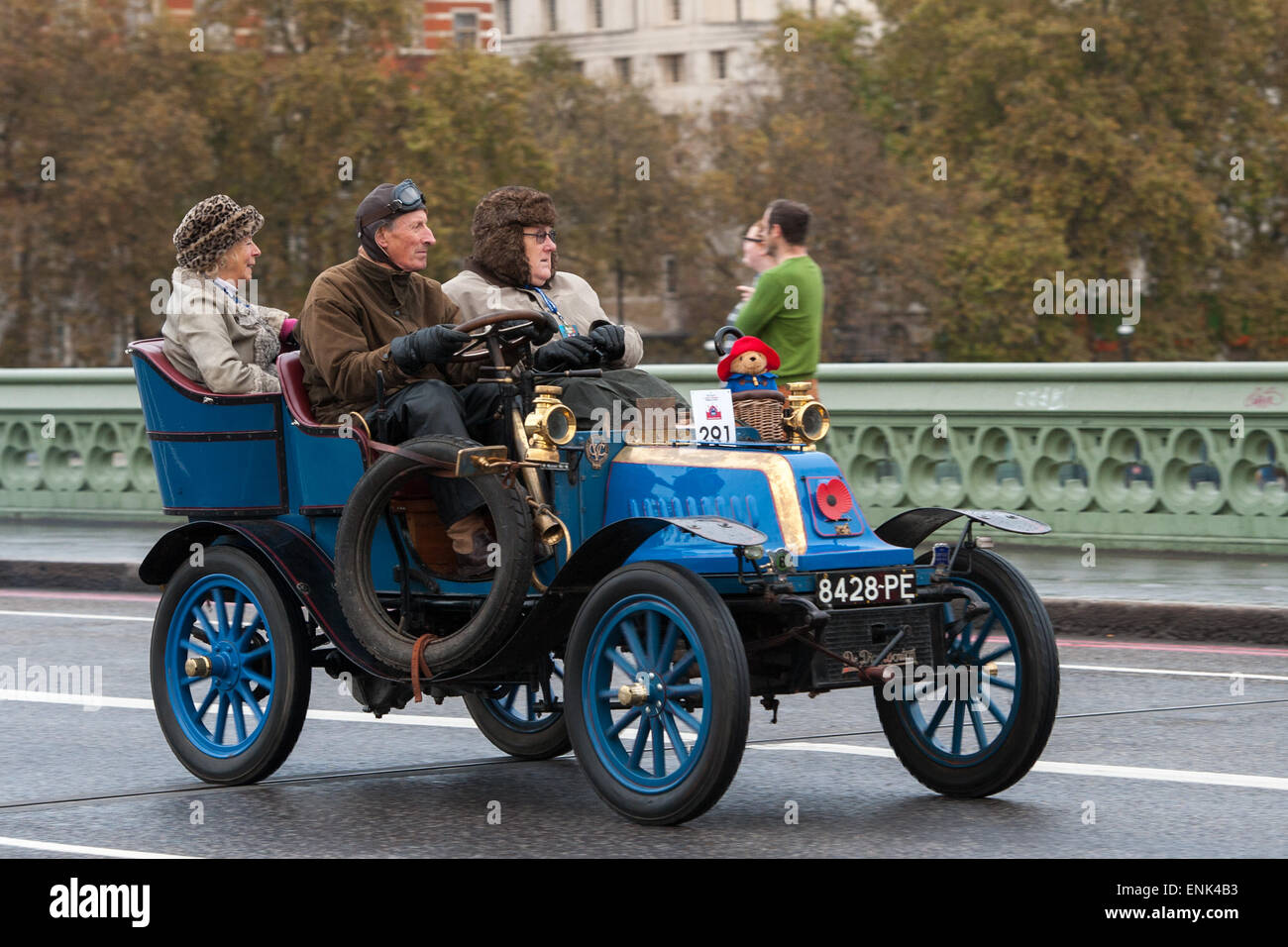 Motor Oldtimer Rennen quer durch Westminster Bridge während des Bonhams London to Brighton Veteran Car Run.  Mitwirkende: Ansicht, Teilnehmer wo: London, Vereinigtes Königreich bei: 2. November 2014 Stockfoto