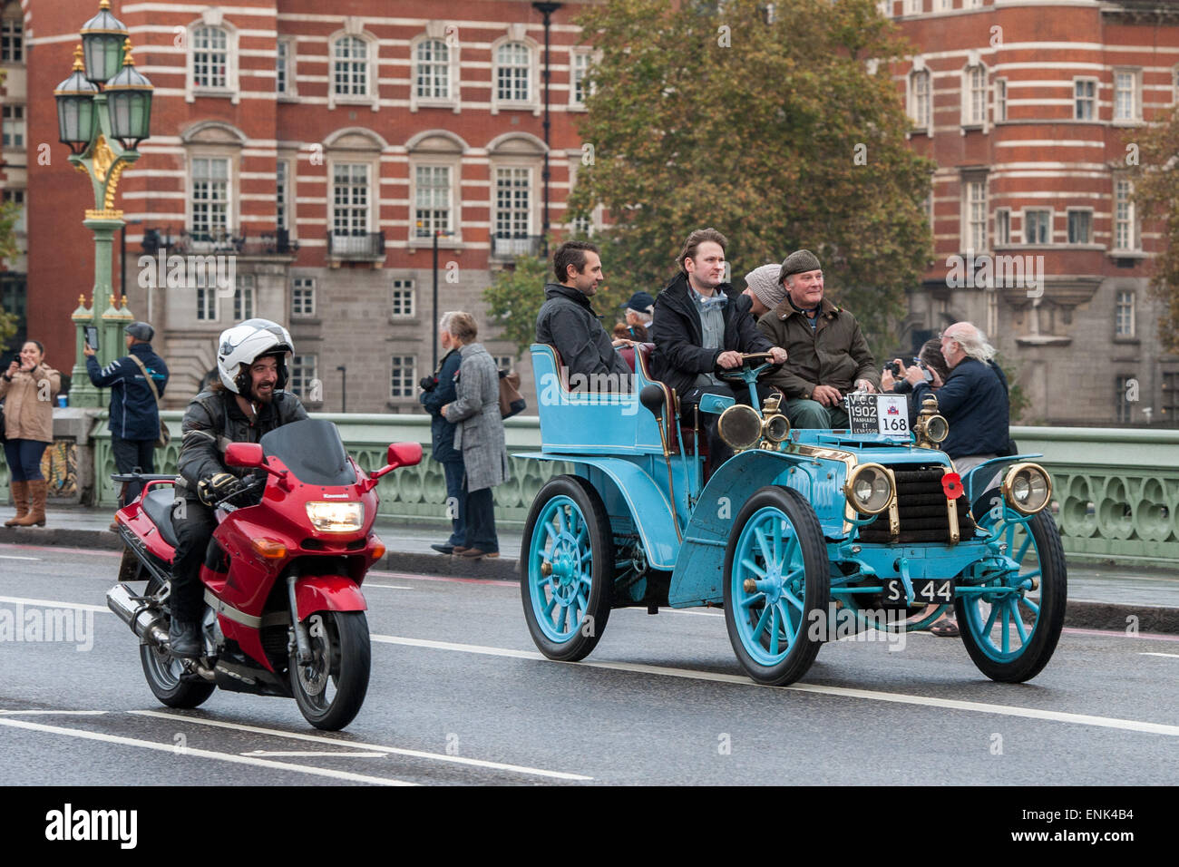 Motor Oldtimer Rennen quer durch Westminster Bridge während des Bonhams London to Brighton Veteran Car Run.  Mitwirkende: Ansicht, Teilnehmer wo: London, Vereinigtes Königreich bei: 2. November 2014 Stockfoto