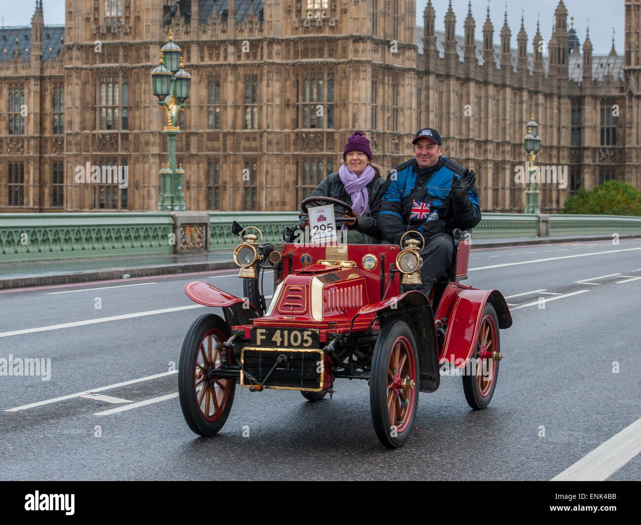 Motor Oldtimer Rennen quer durch Westminster Bridge während des Bonhams London to Brighton Veteran Car Run.  Mitwirkende: Ansicht, Teilnehmer wo: London, Vereinigtes Königreich bei: 2. November 2014 Stockfoto