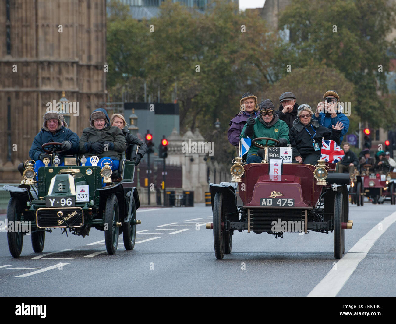 Motor Oldtimer Rennen quer durch Westminster Bridge während des Bonhams London to Brighton Veteran Car Run.  Mitwirkende: Ansicht, Teilnehmer wo: London, Vereinigtes Königreich bei: 2. November 2014 Stockfoto