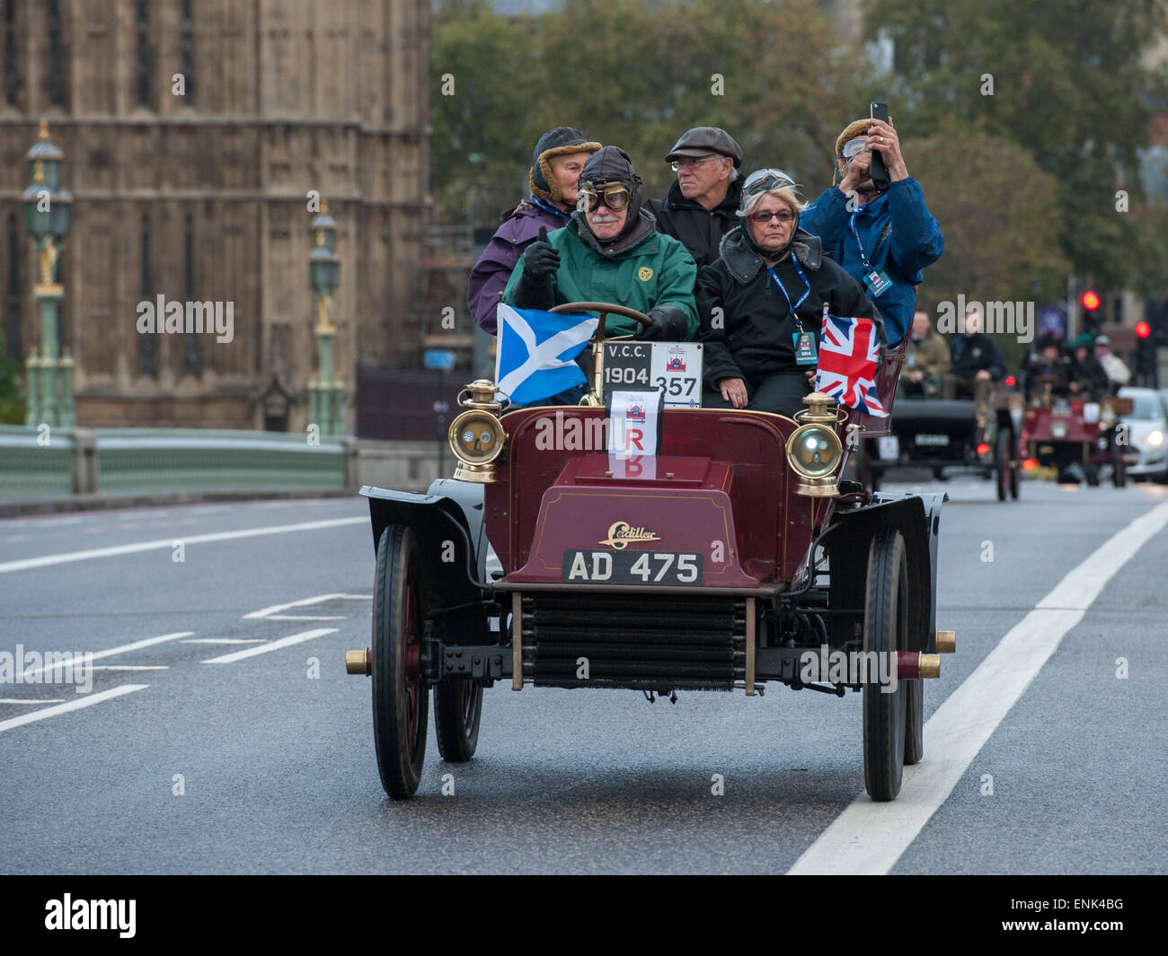 Motor Oldtimer Rennen quer durch Westminster Bridge während des Bonhams London to Brighton Veteran Car Run.  Mitwirkende: Ansicht, Teilnehmer wo: London, Vereinigtes Königreich bei: 2. November 2014 Stockfoto