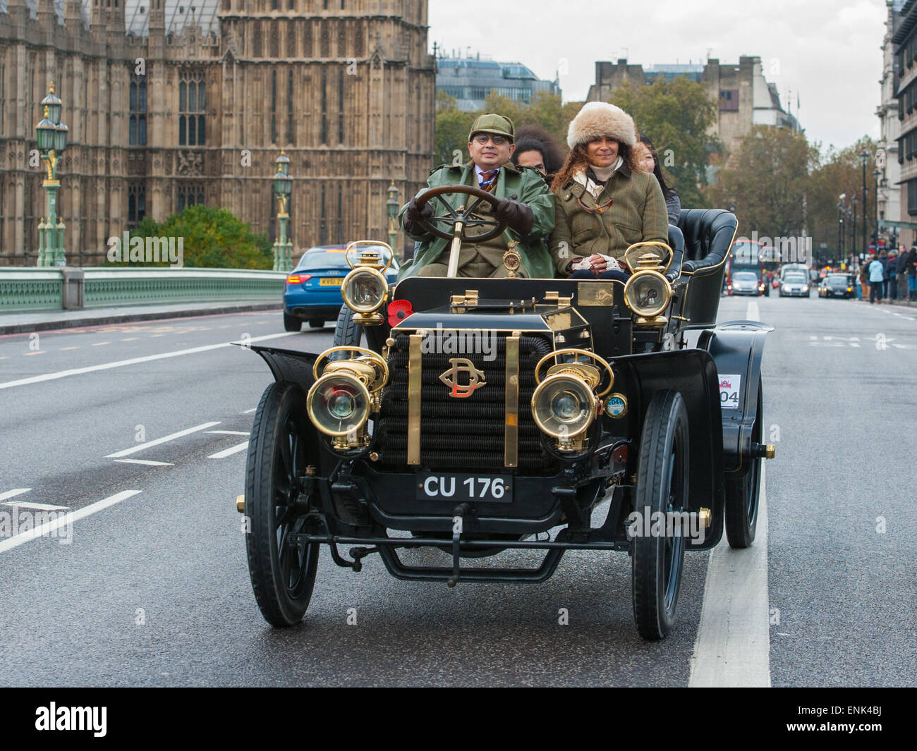 Motor Oldtimer Rennen quer durch Westminster Bridge während des Bonhams London to Brighton Veteran Car Run.  Mitwirkende: Ansicht, Teilnehmer wo: London, Vereinigtes Königreich bei: 2. November 2014 Stockfoto