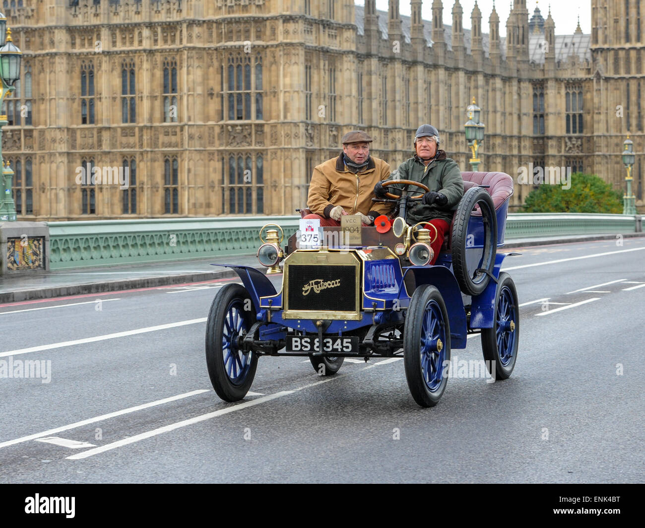 Motor Oldtimer Rennen quer durch Westminster Bridge während des Bonhams London to Brighton Veteran Car Run.  Mitwirkende: Ansicht, Teilnehmer wo: London, Vereinigtes Königreich bei: 2. November 2014 Stockfoto