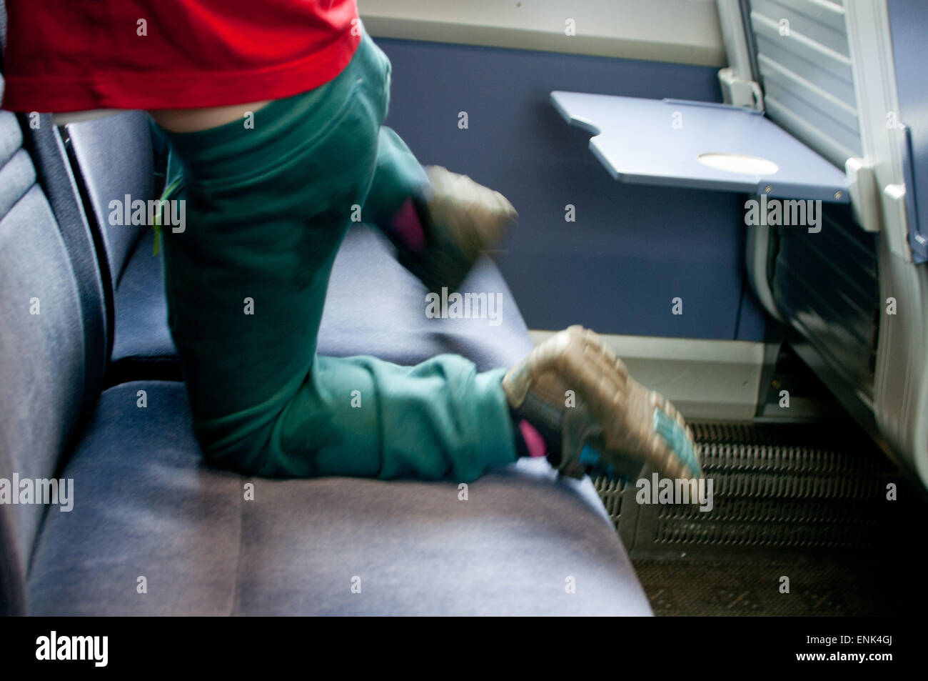 Junge auf Sitz im Zug Stockfoto
