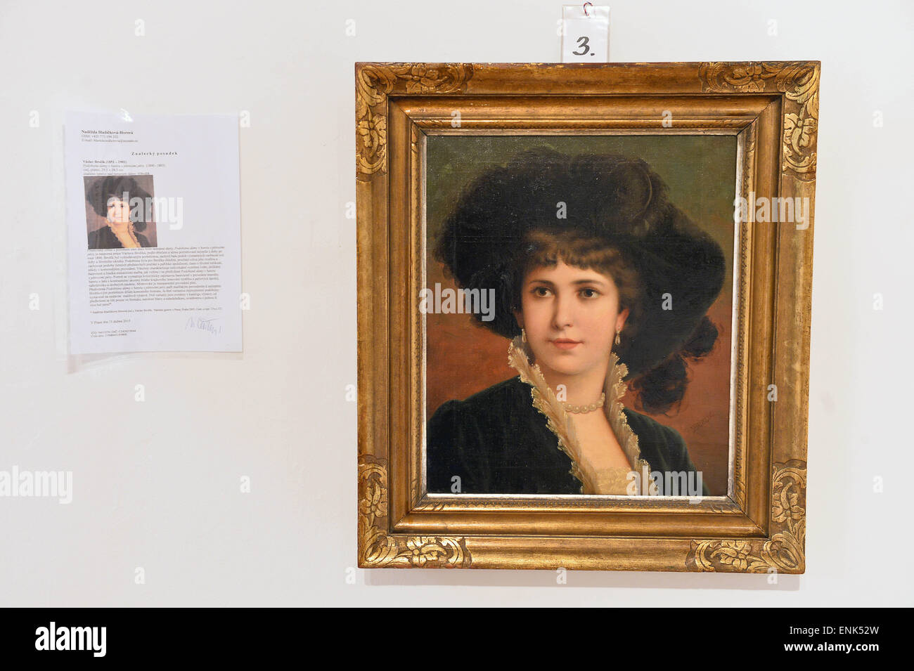 Vaclav Brozik´s Malerei Portrait of Lady in Barett mit Strauß Federn werden Gegenstände in der Auktion von Artefakten vom 17. bis 20. Jahrhundert, inszeniert von 1. Kunst Beratung Brünn-Prag. Werke von Jan Jakub Hartmann, Norbert Grund, Vaclav Brozik, Emil Filla und Karel Malich werden angeboten. Public-Viewing aller Arbeiten erfolgt im Topicuv Salon, Prag, Tschechische Republik, 7. Mai 2015. (CTK Foto/Katerina Sulova) Stockfoto