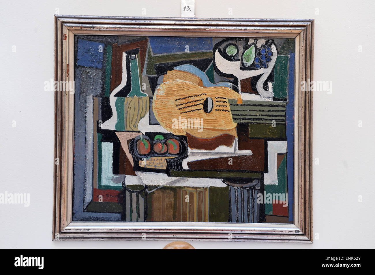 Emil Filla´s Gemälde Stillleben mit Flasche Chianti werden Gegenstände in der Auktion von Artefakten vom 17. bis 20. Jahrhundert, inszeniert von 1. Kunst Beratung Brünn-Prag. Werke von Jan Jakub Hartmann, Norbert Grund, Vaclav Brozik, Emil Filla und Karel Malich werden angeboten. Public-Viewing aller Arbeiten erfolgt im Topicuv Salon, Prag, Tschechische Republik, 7. Mai 2015. (CTK Foto/Katerina Sulova) Stockfoto