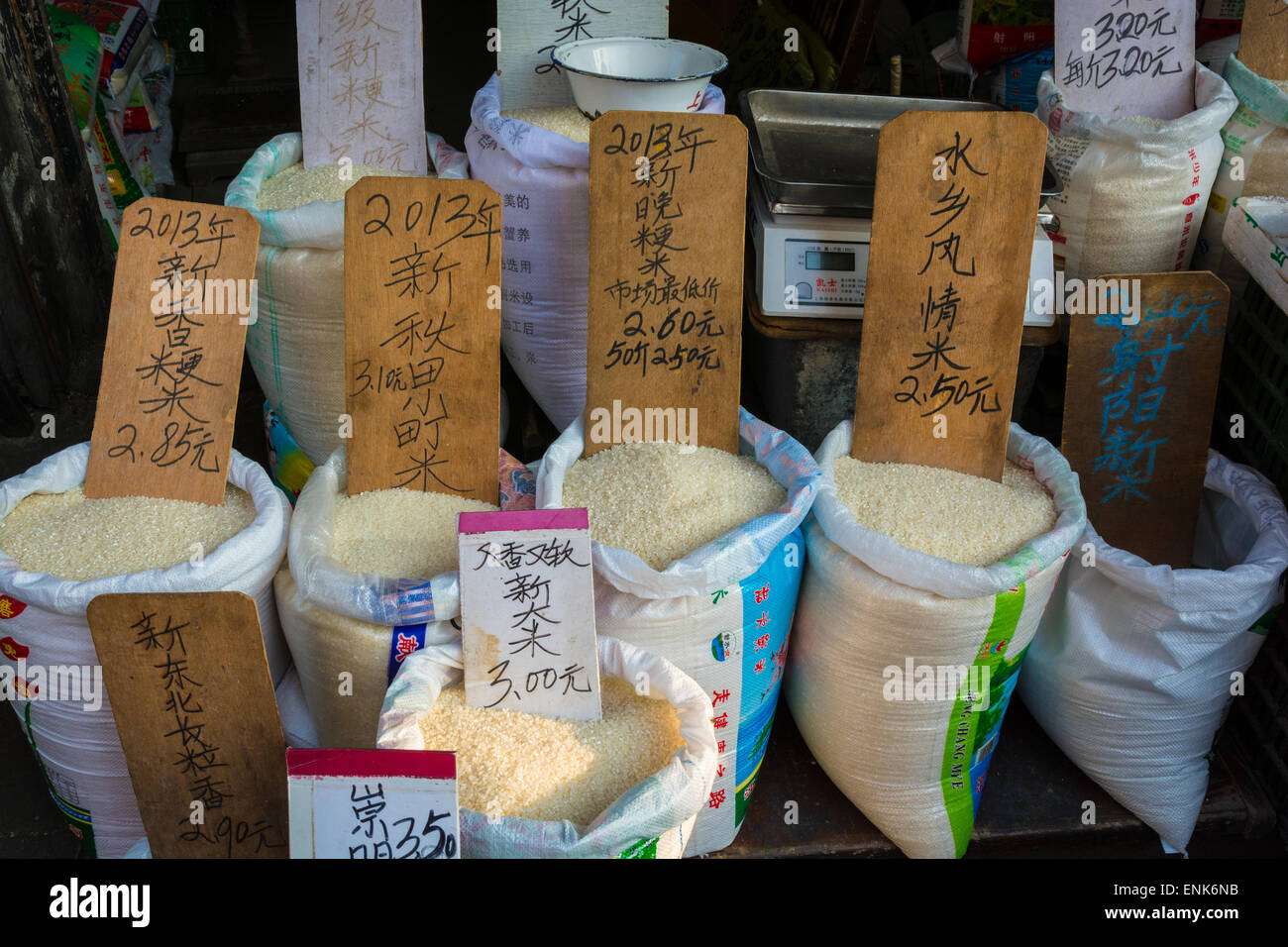 Reis für den Verkauf in einem kleinen Laden in Shanghai, China Stockfoto