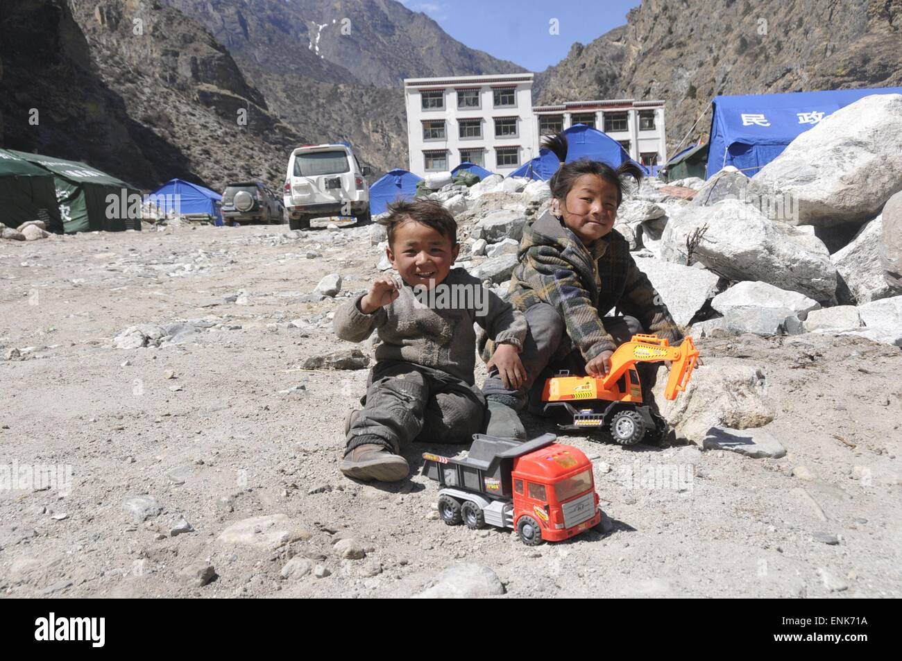 Tingri, China Tibet autonome Region. 4. Mai 2015. Zwei Kinder spielen in einer Notunterkunft in Rongxia Township in Tingri, Südwest-China Tibet autonome Region, 4. Mai 2015. Mehr als 800 Menschen in Rongxia haben gut mit sicheren Lebensmitteln und Trinkwasser untergebracht worden. Die Region wurde schwer getroffen und von April 25 Erdbeben in Nepal. © Norbu Cering/Xinhua/Alamy Live-Nachrichten Stockfoto