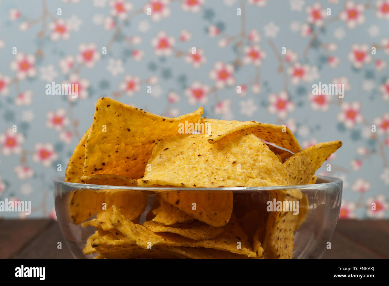 Glasschale mit Tortilla-Chips, die aus Mais hergestellt Stockfoto
