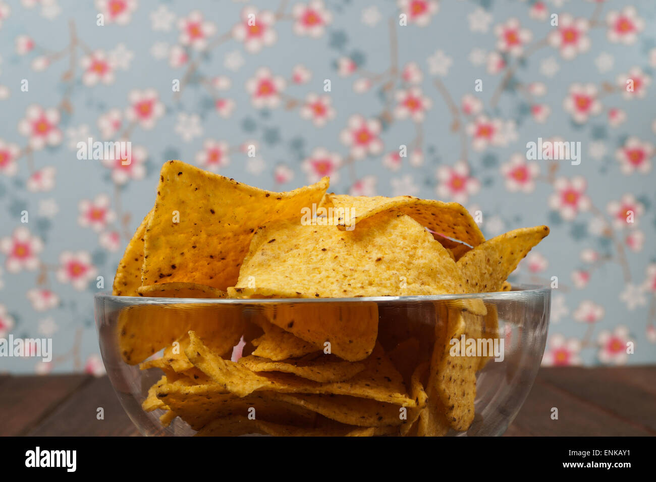 Glasschale mit Tortilla-Chips, die aus Mais hergestellt Stockfoto