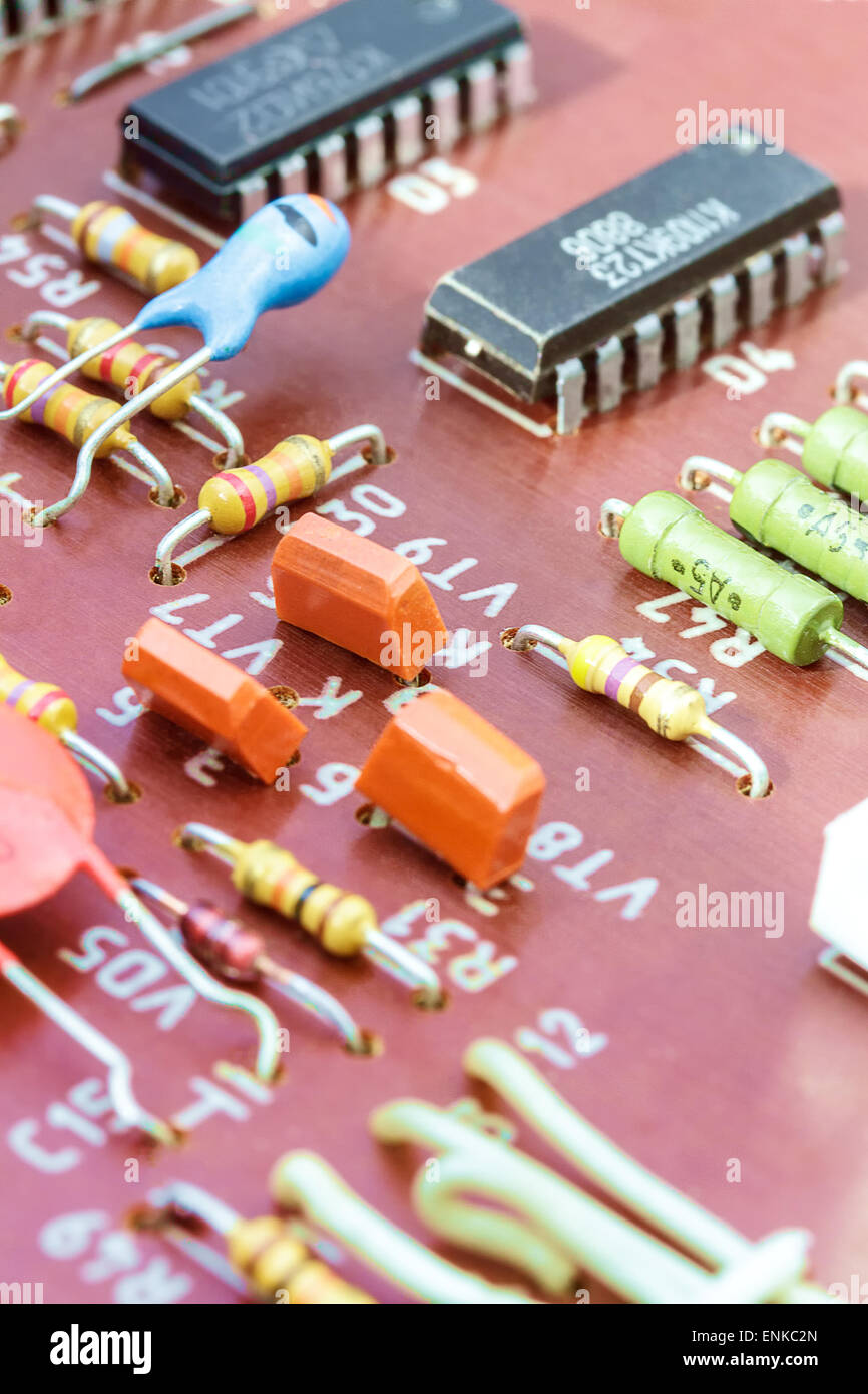 Nahaufnahme von elektronischen Bauteilen auf eine veraltete Platine Stockfoto