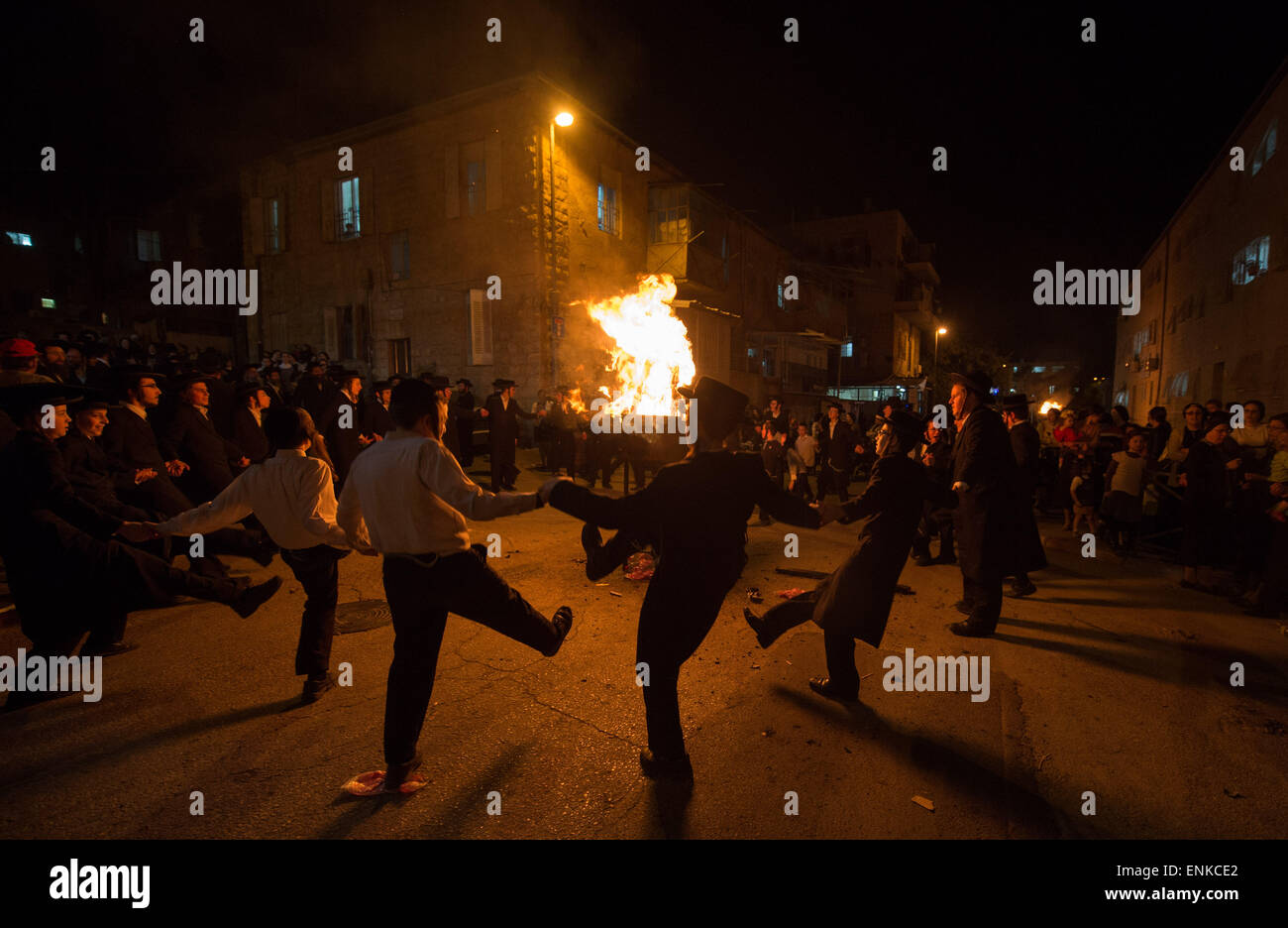 (150507)--JERUSALEM, 7. Mai 2015 (Xinhua)--Ultra-orthodoxe jüdische Männer tanzen um ein Lagerfeuer während einer Feier Markierung Lag BaOmer in Mea Shearim in Jerusalem, am 6. Mai 2015. Lag BaOmer, auch bekannt als Lag B'Omer, ist ein jüdisches Festival feierte am 33. Tag der das zählen des Omer, die am 18. Tag des hebräischen Monats von Iyar auftritt. Dieser Tag markiert die Hillula (fest, interpretiert von einigen als Todestag) von Rabbi Shimon bar Yochai, einer Mishnaic Salbei und führenden Schüler von Rabbi Akiva im 2. Jahrhundert, und der Tag, an dem offenbart er die tiefsten Geheimnisse der KABB, Stockfoto