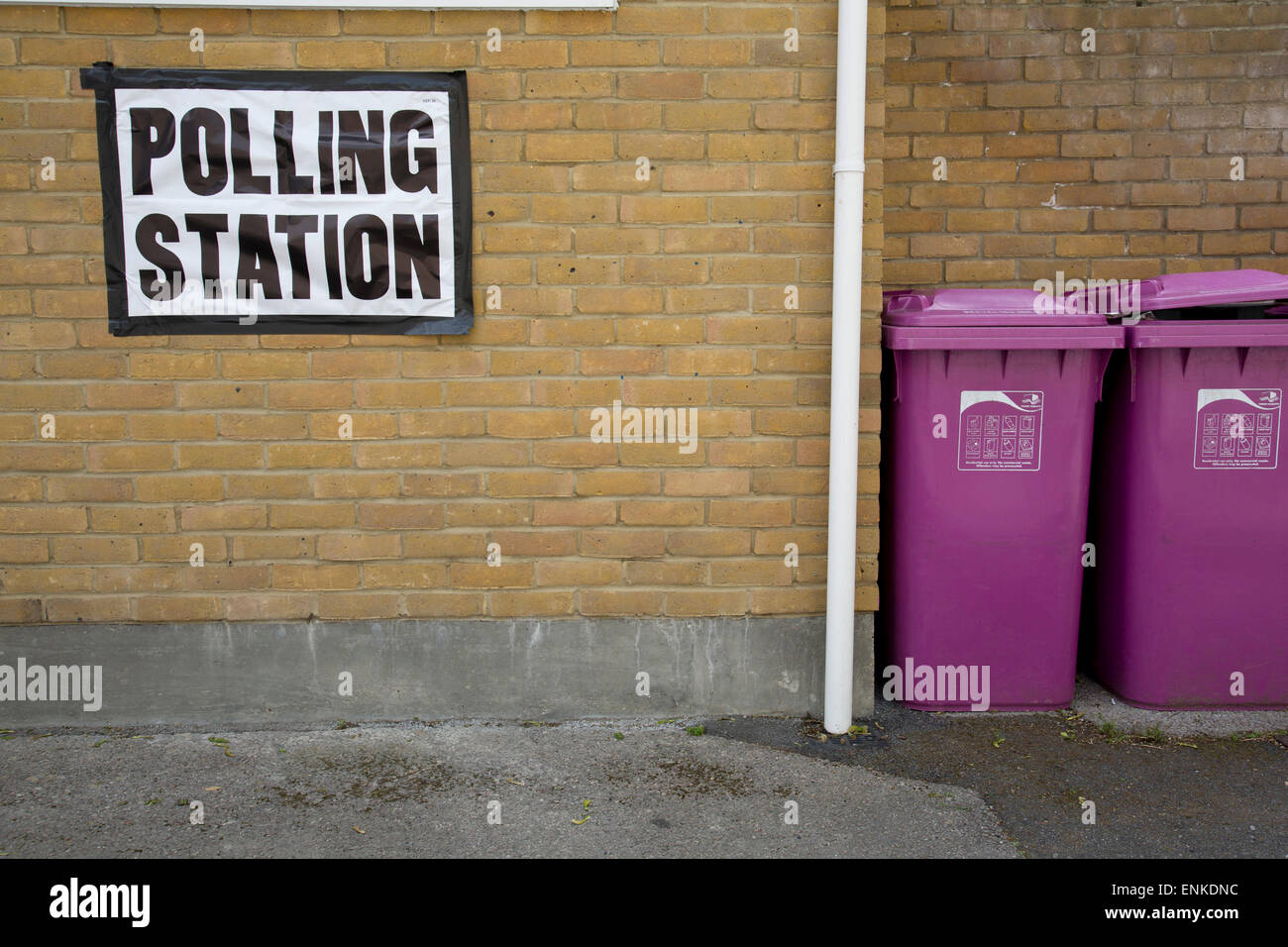 London, UK. Donnerstag, 7. Mai 2015. Polling-Station St. Peter London Docks Grundschule im Wahlkreis von Pappel und Limehouse in East London am Tag der allgemeinen Wahlen. Dies ist ein Labour-Partei Sitz, obwohl diese electin festgelegt ist, zu einem der am heftigsten umkämpften in einer Generation. Stockfoto