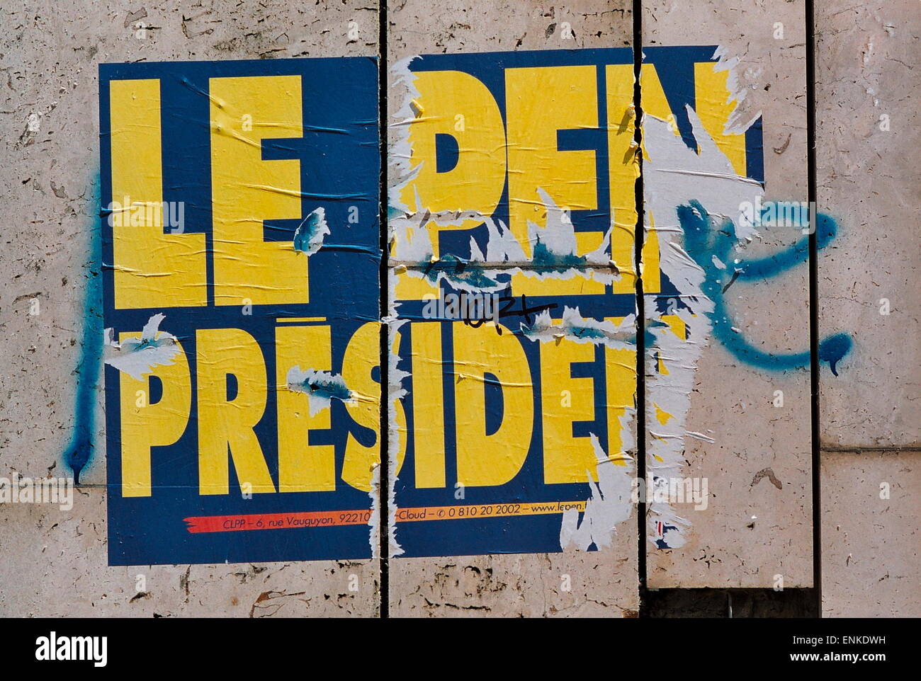 AJAXNETPHOTO. PARIS, FRANKREICH. -LE PEN FÜR PRÄSIDENTEN - JEAN MARIE LE PEN WAHLKAMPF VERUNSTALTET PLAKAT. FOTO: JONATHAN EASTLAND/AJAX REF: TC4905 21 19 Stockfoto