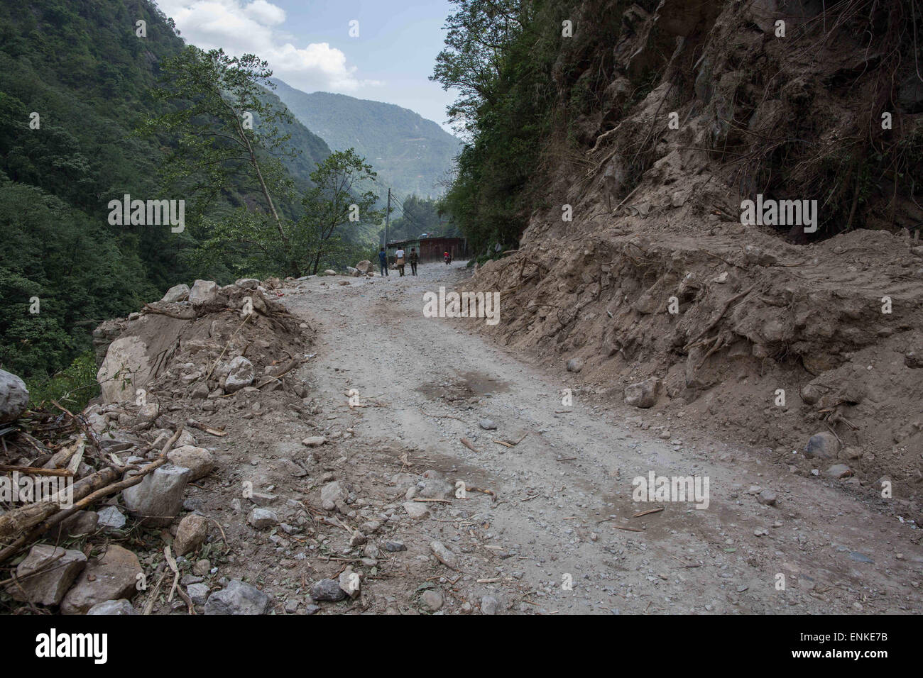 Kobani, Kobani, Nepal. 5. Mai 2015. Kobani Straße gerade gereinigt durch die chinesische Armee-LKW in der Nähe der Grenze zu Tibet (Chinesisch). Isolierte nepalesischen Dorfbewohner wartet immer noch auf helfen und sorgen andere Erdbeben passieren. Die meisten Häuser von '' Dolalgat'', '' Kobani'' (ca. 65km) zusammenbrach, zerstört von große Steinen aus den Bergen fiel (und Steinen fallen noch wie heute), um 5 oder 6 Erdbeben spüren jeden Tag und Nacht, und Menschen nicht bekommen keine Hilfe von jemand, das Telefonnetz funktioniert nicht, sie haben genug zu Essen für nur 2 Wochen und können nicht Geld verdienen , sie versuchen, Surv Stockfoto