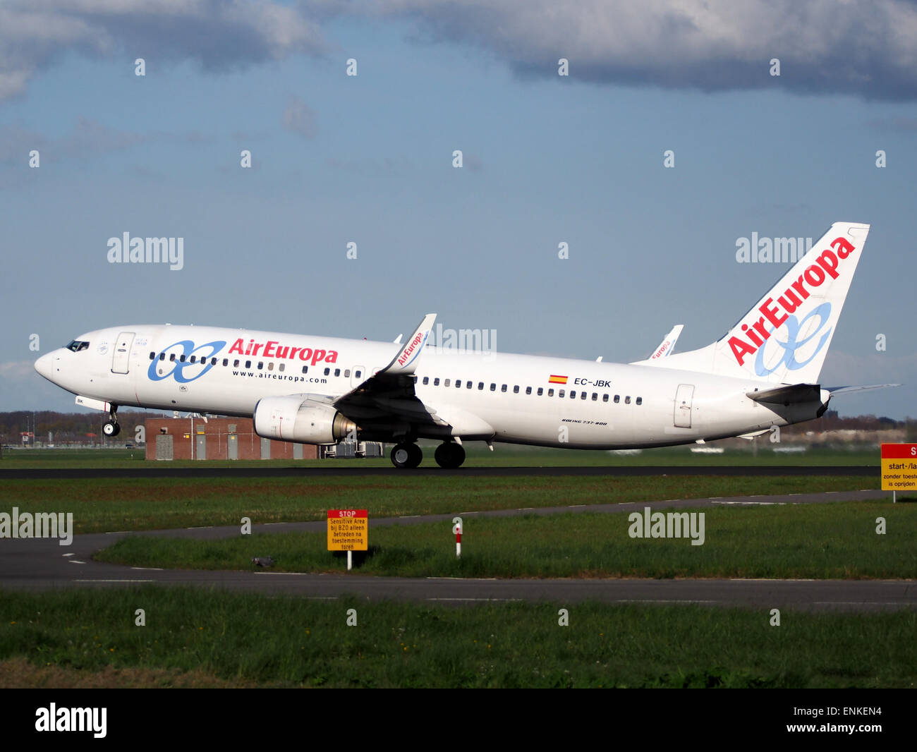 Dieses Bild zeigt die Boeing 737 Next Gen (EC-JBK) von Air Europa, die während des Sonnenuntergangs von Polderbaan, Flughafen Schiphol, abhebt. Das Flugzeug ist Teil der Flotte der Fluggesellschaft und betreibt kommerzielle Flüge in ganz Europa. Stockfoto