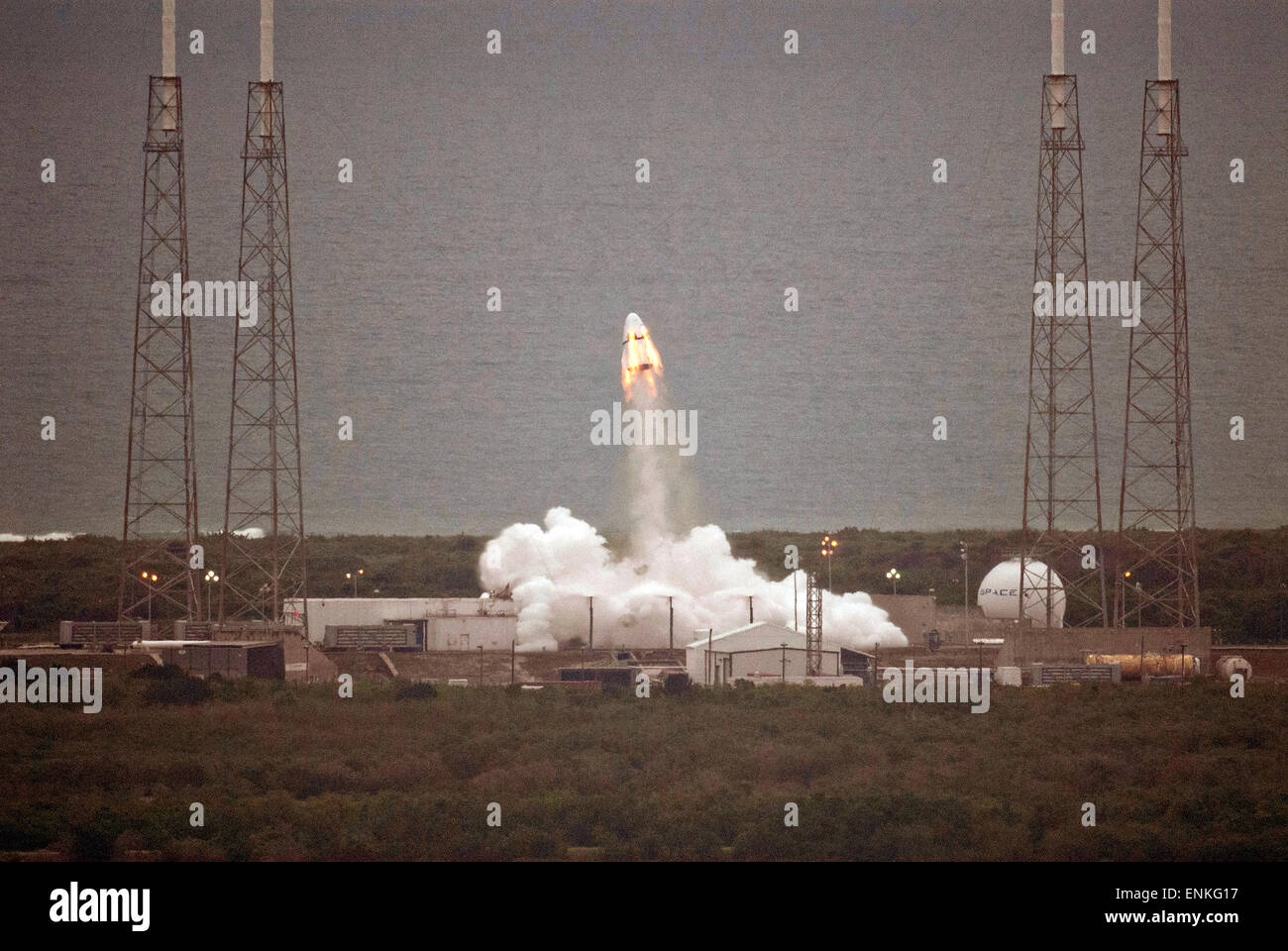 SpaceX Dragon Crew Kapsel Raumschiff führt einen Test starten, um ein Notfall Abbruch von der Startrampe in Space Launch Complex 40 6. Mai 2015 in Cape Canaveral, Florida zu simulieren. Stockfoto