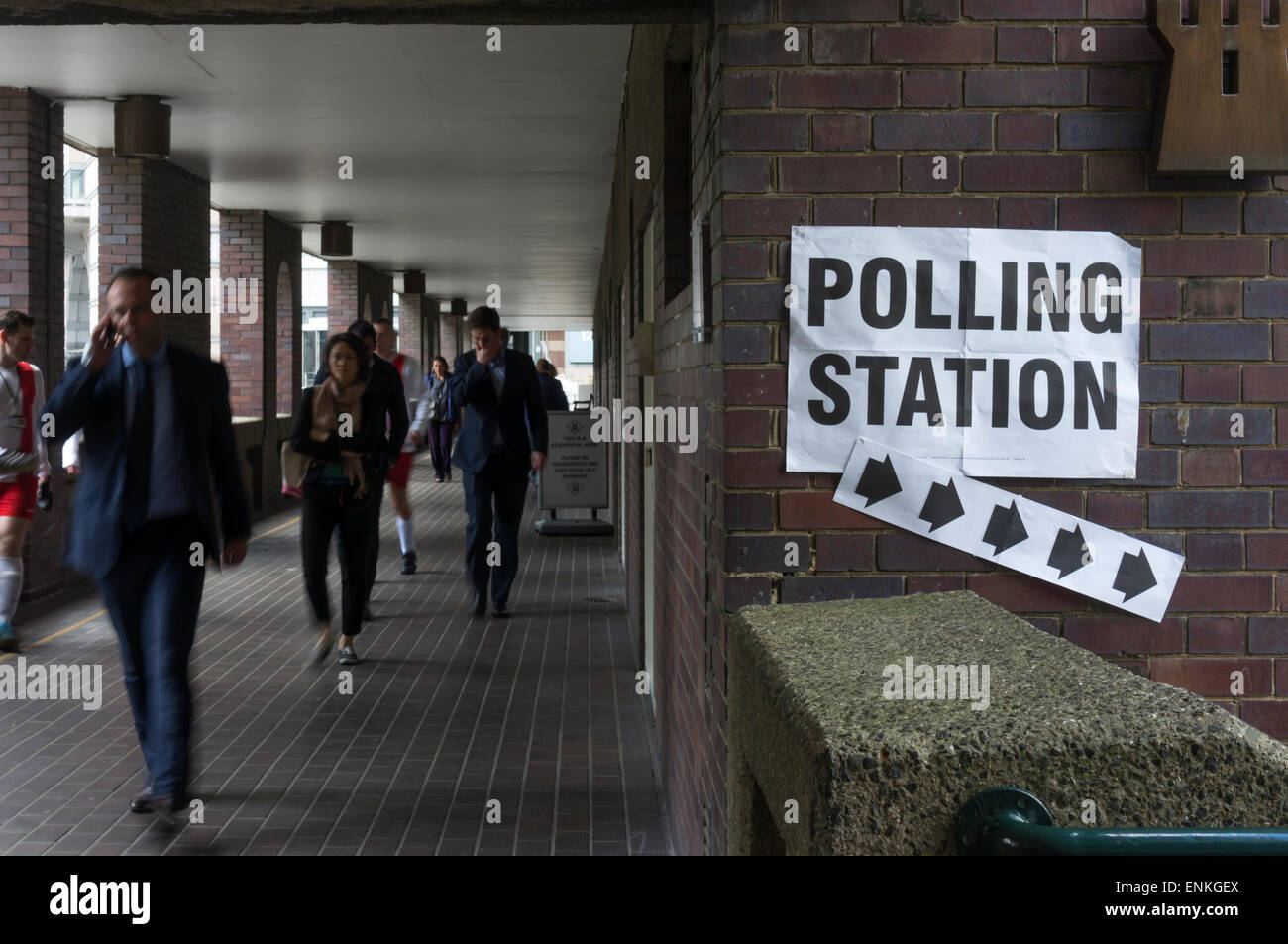 London, UK. 7. Mai 2015.  Büroangestellte in der City of London Stimmen in einem Wahllokal in der Barbican während der Mittagspause. Bildnachweis: Urbanimages/Alamy Live-Nachrichten Stockfoto