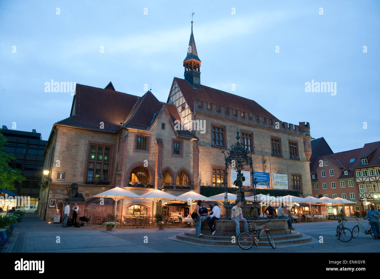 Markt, alte Guildhall in der Abenddämmerung, Göttingen, Niedersachsen, Deutschland Stockfoto