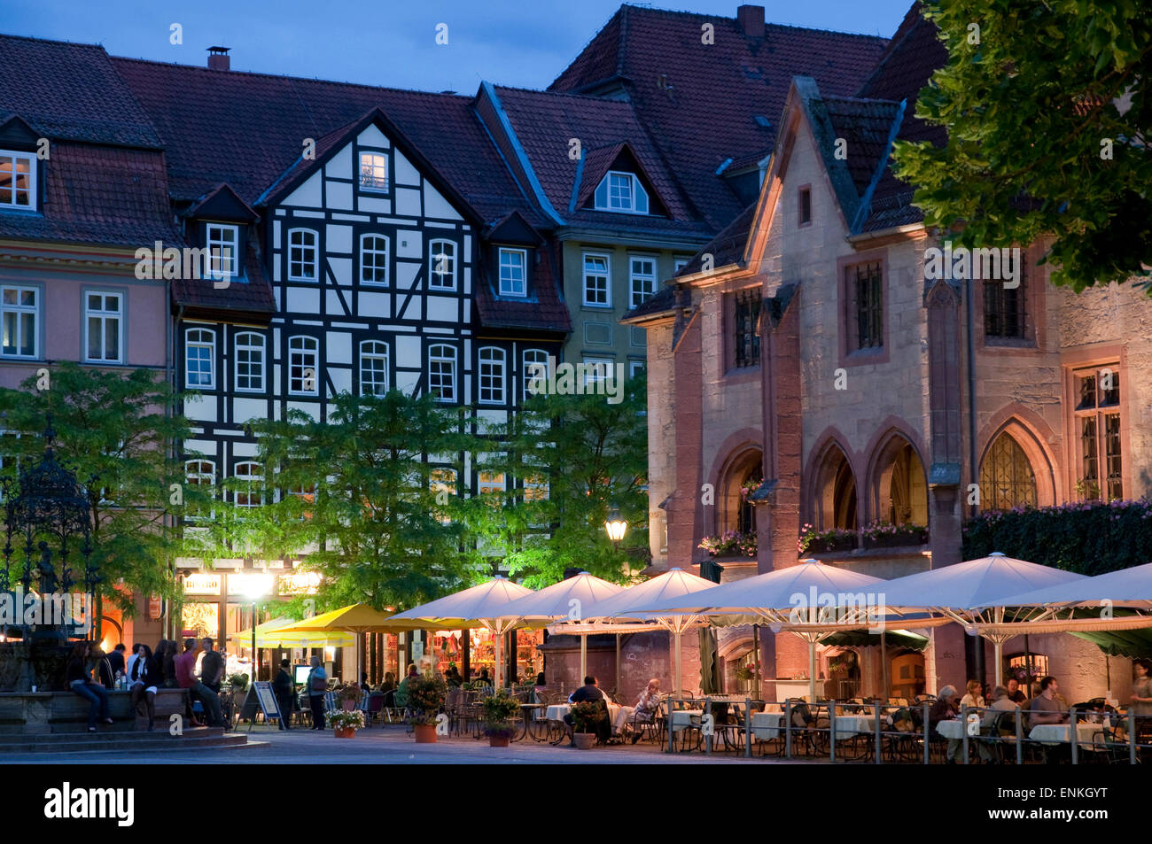 Markt, alte Guildhall in der Abenddämmerung, Göttingen, Niedersachsen, Deutschland Stockfoto