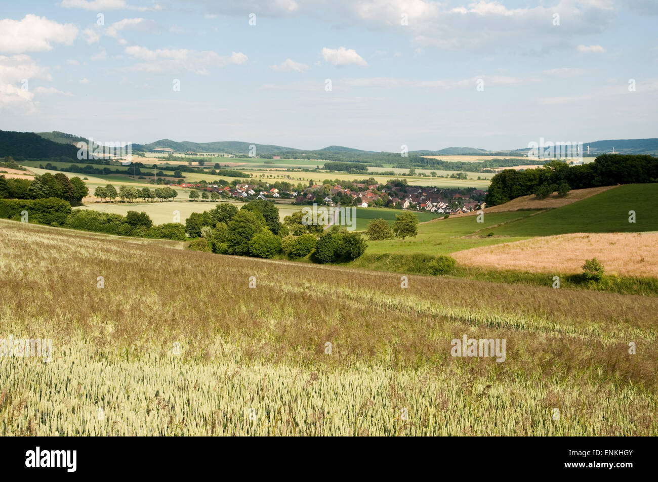 Landschaft mit Dorf, Weserbergland, Niedersachsen, Deutschland Stockfoto