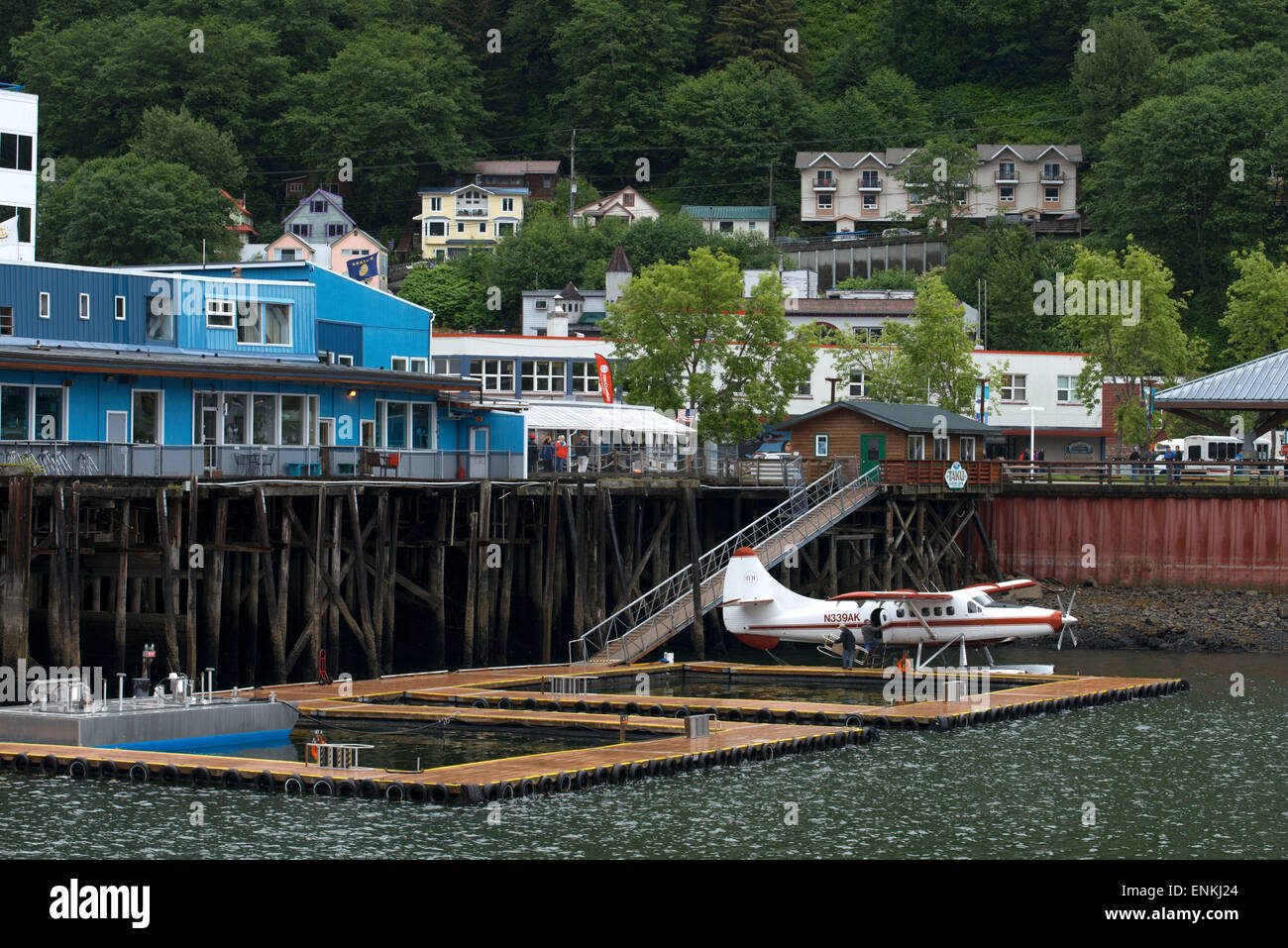 Sightseeing-Wasserflugzeuge parkten auf der Uferpromenade in Juneau dock Alaska. Die Innenstadt von Juneau sitzt gemütlich zwischen Mount Juneau, Mount Roberts und Gastineau Channel, und ist ein Labyrinth von engen Gassen, vorbei an einem Mix von neuen Strukturen, alte Ladenfronten und malerischen Häusern, die mit Beginn des 19. Jahrhunderts Architektur ausgeführt aus Goldminen Frühzeit der Stadt übrig. Die Uferpromenade hastet mit Kreuzfahrtschiffen, Angelboote/Fischerboote und Wasserflugzeuge komprimieren und verkleinern. Mit keine Zufahrt zum Juneau, es ist die einzige Landeshauptstadt in den Vereinigten Staaten, die nur per Flugzeug oder Boot erreicht werden kann. Stockfoto